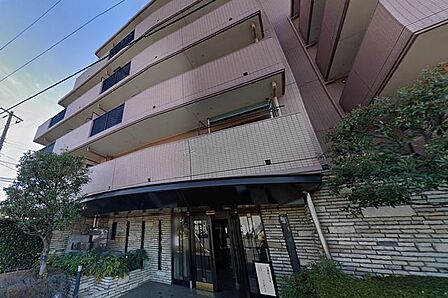 閑静な住宅街に佇む本マンションは、きりりと端正なフォルムが周りの風景に溶け込みながらも、美しく存在感を表しております。穏やかなこの地の表情と呼応して、人々の意識を引き寄せる事でしょう。