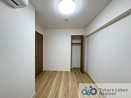 約4.4帖の洋室です。