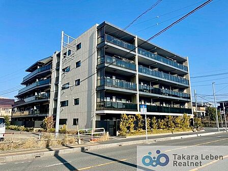 都心へダイレクトにアプローチするJR埼京線の北戸田駅から徒歩7分。都市と自然に恵まれ、開放的でフレッシュな空気に包まれた全36邸の住まいです。