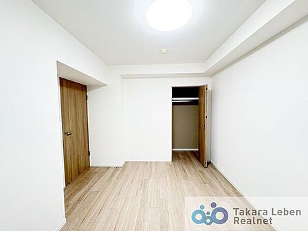 洋室約6.2帖。落ち着いた色合いでまとめられた寝室は、リラックスできる住環境。読書や就寝前のひとときをゆったりと過ごすことができます。