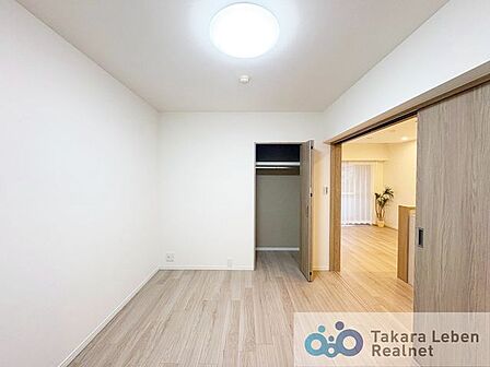 洋室約6.0帖。シンプルな内装の洋室は、子ども部屋として長く使えるのが魅力。成長に合わせてインテリアを変えやすい空間です。