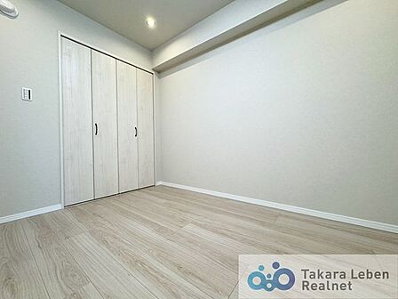 約5.8帖の洋室です。