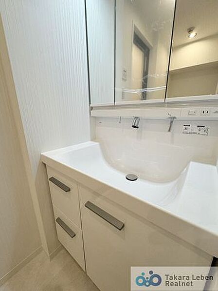 収納力と使いやすさを兼ね備えた洗面脱衣所。生活感が出やすい場所でも、すっきりとした印象を保てます。