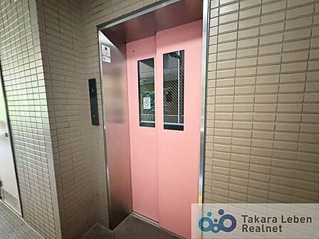 お買い物でたくさんの荷物を持っている時や、仕事でクタクタに疲れている時など、階段で1段ずつ上がるのは大変。そんな時にも便利なエレベーター付きの物件です。