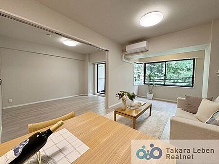 家族だけのプライベートタイムを心地よく過ごせるリビング空間。住まう方のライフスタイルを尊重し、オンリーワンの空間を創り出します。