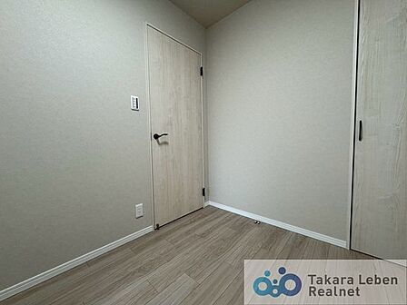 約4.3帖の洋室です。