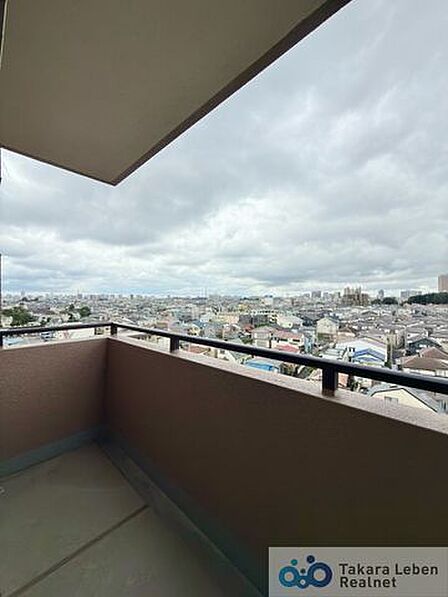 爽やかな風が吹き、採光にも恵まれてますので思わずお部屋の外へ出たくなる、そんなバルコニーです。心地良さに包まれ、日々の暮らしをより鮮やかに彩ります。