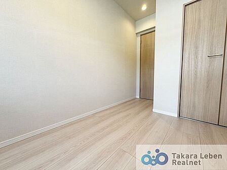 約5.5帖の洋室です。