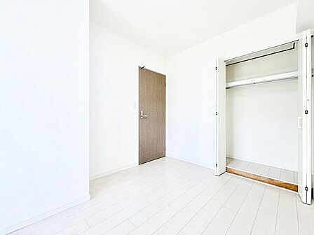 洋室約5.3帖。寝室は一日の疲れを癒す休息の場所。適度な採光と通風を確保する事で心地よい空間が生まれ、明日への活力とつながっていきます。