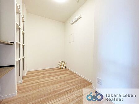 納戸約3.8帖。生活スタイルに合わせて自由に使える洋室。無駄のない間取りでプライベート空間を確保できます。