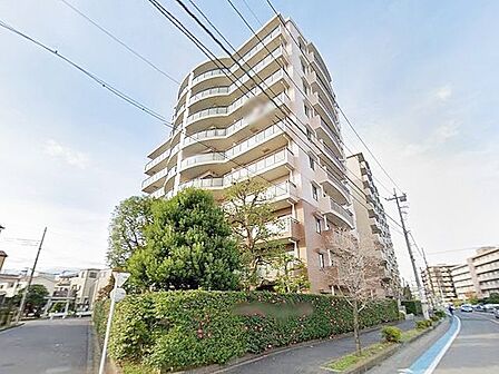 柔らかく暖かい印象を与えるカラーが基調となっている建物です。ナチュラルな雰囲気で飽きの来ない外観デザインです♪