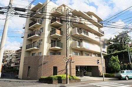 喧噪を離れた穏やかな環境に佇む本マンションは、都市では得がたい開放感あふれる暮らしをお楽しみいただけます。外観デザインもスマートなラインで気品に溢れ、優しさの中にも格調の高さが感じられます。