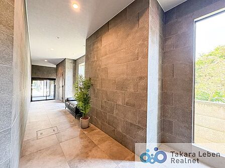 落ち着いた雰囲気で整えられたロビーは、建物の内側へと自然につながる空間。住まう方や来訪者を穏やかに迎えます。