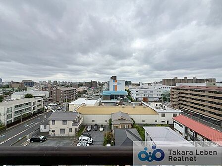 遮る建物なく見晴らしの良い眺望です。室内にも爽やかな風と心地の良い日差しが差し込みます。