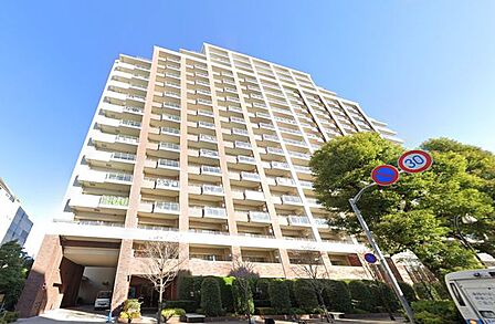 喧噪を離れた穏やかな環境に佇む本マンションは、都市では得がたい開放感あふれる暮らしをお楽しみいただけます。外観デザインもスマートなラインで気品に溢れ、優しさの中にも格調の高さが感じられます。