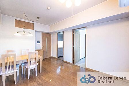 家族だけのプライベートタイムを心地よく過ごせるリビング空間。住まう方のライフスタイルを尊重し、オンリーワンの空間を創り出します。
