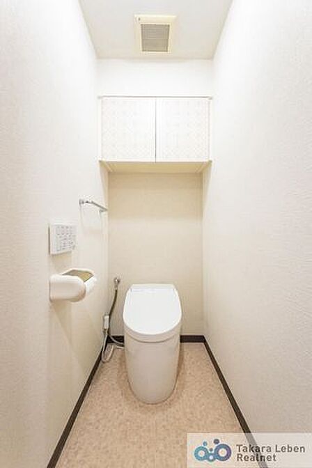 ウォシュレット機能付きのトイレは壁掛けリモコンの上位グレードを採用。便座がスッキリした印象となり、限られた空間を広く見せる効果があります。