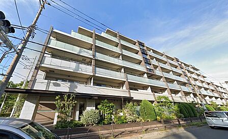 喧噪を離れた穏やかな環境に佇む本マンションは、都市では得がたい開放感あふれる暮らしをお楽しみいただけます。外観デザインもスマートなラインで気品に溢れ、優しさの中にも格調の高さが感じられます。