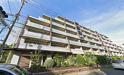 外観:喧噪を離れた穏やかな環境に佇む本マンションは、都市では得がたい開放感あふれる暮らしをお楽しみいただけます。外観デザインもスマートなラインで気品に溢れ、優しさの中にも格調の高さが感じられます。 外観:喧噪を離れた穏やかな環境に佇む本マンションは、都市では得がたい開放感あふれる暮らしをお楽しみいただけます。外観デザインもスマートなラインで気品に溢れ、優しさの中にも格調の高さが感じられます。
