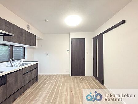 家族だけのプライベートタイムを心地よく過ごせるリビング空間。住まう方のライフスタイルを尊重し、オンリーワンの空間を創り出します。