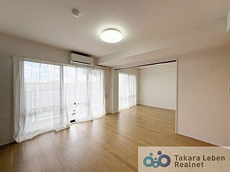 家族が集まる場所だからこそ、採光と通風を確保した心地よいリビングとなっております。自然と家族皆が揃い、笑顔が溢れる場となりそうです。