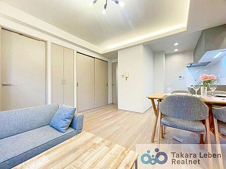 家族が集まる場所だからこそ、採光と通風を確保した心地よいリビングとなっております。自然と家族皆が揃い、笑顔が溢れる場となりそうです。