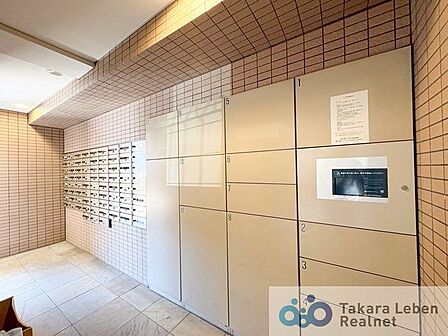 不在時の荷物の受け取りに便利な宅配ボックス。再配達依頼時の休日の時間の拘束から解放されます。