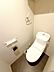 トイレ：ウォシュレット機能付きのトイレは壁掛けリモコンの上位グレードを採用。便座がスッキリした印象となり、限られた空間を広く見せる効果があります。