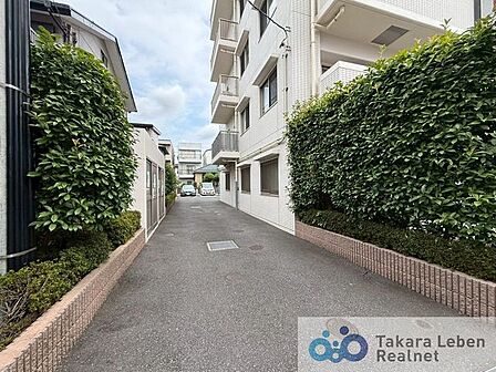 駐車場までのアプローチにゴミ庫がございます。