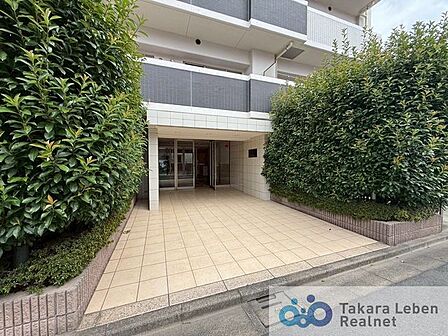 車椅子やベビーカーでも通行しやすい、階段なしのエントランスです。