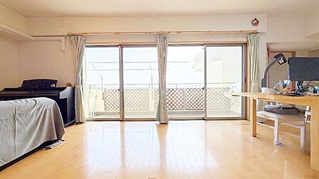 プライベートタイムを心地よく過ごせる、ゆとりのあるリビング空間。