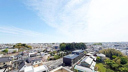 遮る建物なく見晴らしの良い眺望です。室内にも爽やかな風と心地の良い日差しが差し込みます。