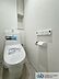 トイレ：ウォシュレット機能付きのトイレは壁掛けリモコンの上位グレードを採用。便座がスッキリした印象となり、限られた空間を広く見せる効果があります。