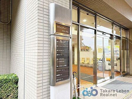 マンションエントランスです。落ち着いた温かみのある色調で、住む人をやさしく迎えてくれます。