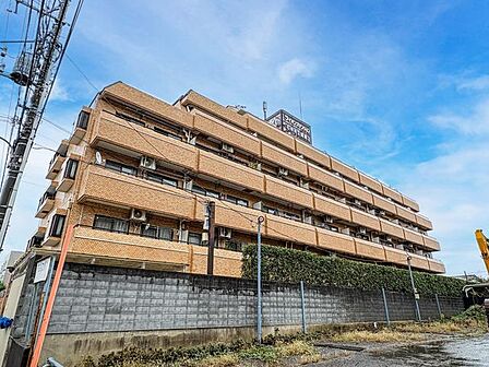 周囲の風景と美しく調和した外観は、主張しすぎず、それでいて印象に残る佇まい。住むほどに愛着が深まる、落ち着きあるデザインです。
