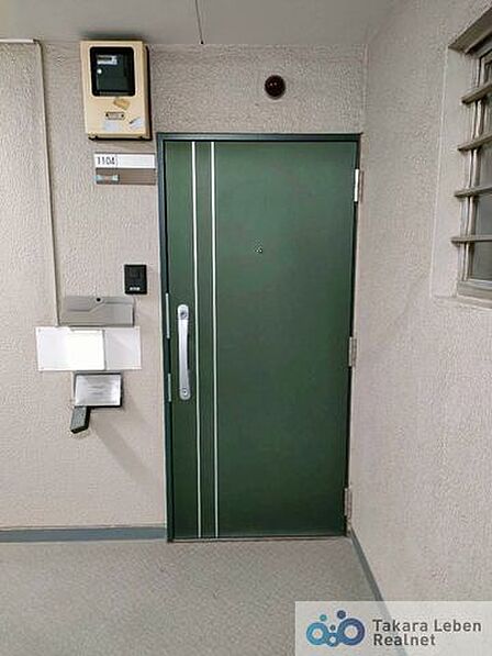 玄関ドアは安心のダブルロックです。