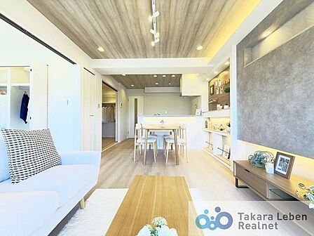 家族が自然と集まる、明るく開放感のあるリビング空間。大きな窓から差し込む陽光が室内をやさしく包み込み、毎日の暮らしに心地よい安らぎを与えてくれます。