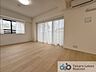 室内：家族が集まる場所だからこそ、採光と通風を確保した心地よいリビングとなっております。自然と家族皆が揃い、笑顔が溢れる場となりそうです。