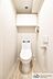 トイレ：ウォシュレット機能付きのトイレは壁掛けリモコンの上位グレードを採用。便座がスッキリした印象となり、限られた空間を広く見せる効果があります。