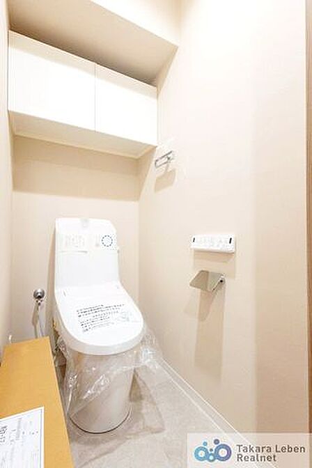 ウォシュレット機能付きのトイレは壁掛けリモコンの上位グレードを採用。便座がスッキリした印象となり、限られた空間を広く見せる効果があります。