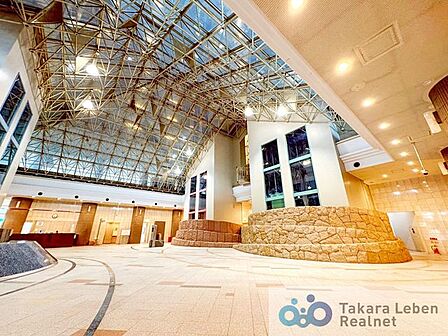 明るさと開放感を意識したロビー空間。建物に入った瞬間から、すっきりとした印象で住まう方を迎えます。