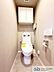 トイレ：ウォシュレット機能付きのトイレは壁掛けリモコンの上位グレードを採用。便座がスッキリした印象となり、限られた空間を広く見せる効果があります。