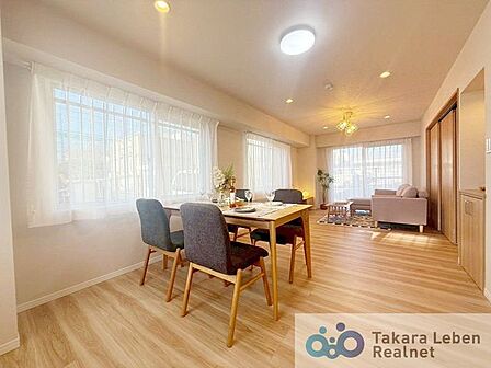 家族が集まる場所だからこそ、採光と通風を確保した心地よいリビングとなっております。自然と家族皆が揃い、笑顔が溢れる場となりそうです。