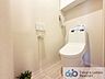 トイレ：ウォシュレット機能付きのトイレは壁掛けリモコンの上位グレードを採用。便座がスッキリした印象となり、限られた空間を広く見せる効果があります。