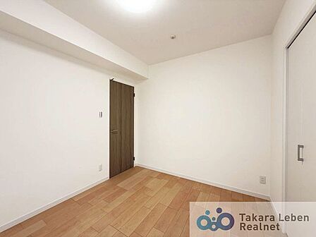 洋室約5.9帖。宿題をしたり、リモートワークに勤しんだり。落ち着いた雰囲気の中でゆっくりと思考を巡らすことができます。お子様が成長した後も独立した空間として利用可能です。