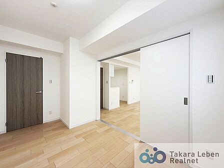洋室約5.8帖。独立したお部屋として利用しても良し。引き戸を開け放してリビング空間の延長として利用しても良いですね。