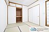 室内：リビングに隣接した和室。独立したお部屋として利用しても良し。リビングダイニングと一体化しての大空間としての利用も良いですね。
