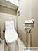 トイレ：ウォシュレット機能付きのトイレは壁掛けリモコンの上位グレードを採用。便座がスッキリした印象となり、限られた空間を広く見せる効果があります。