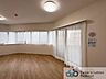 室内：家族が集まる場所だからこそ、採光と通風を確保した心地よいリビングとなっております。自然と家族皆が揃い、笑顔が溢れる場となりそうです。