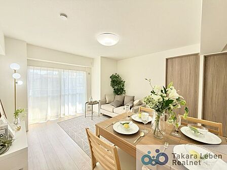 家族だけのプライベートタイムを心地よく過ごせるリビング空間。住まう方のライフスタイルを尊重し、オンリーワンの空間を創り出します。